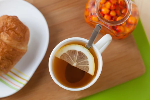 Kruvasan ve deniz cehri çayla jam.