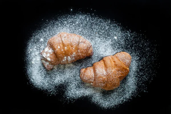 Bir fırın tepsisine çok lezzetli ay çöreği.