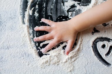 Çocuğun elinde un. Bir çocuk yemek.
