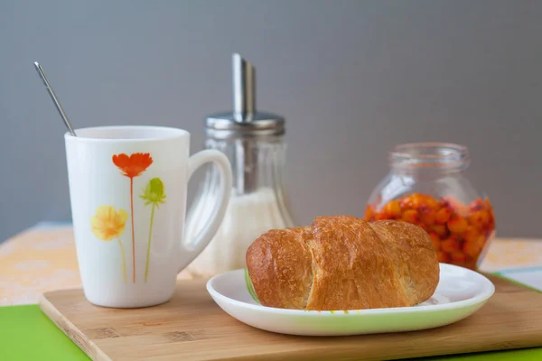 Çay ile çok lezzetli kruvasan