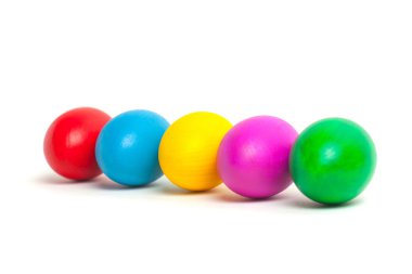 Renkli yumurta bir plaka üzerinde. Paskalya yumurtaları.