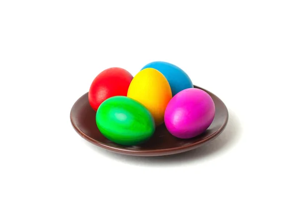 Renkli yumurta bir plaka üzerinde. Paskalya yumurtaları.