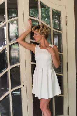 kısa beyaz elbise ile kız