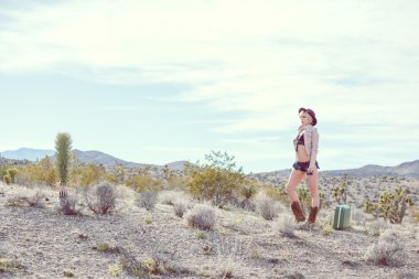 çanta çölde yürüyen kadın Gezgin