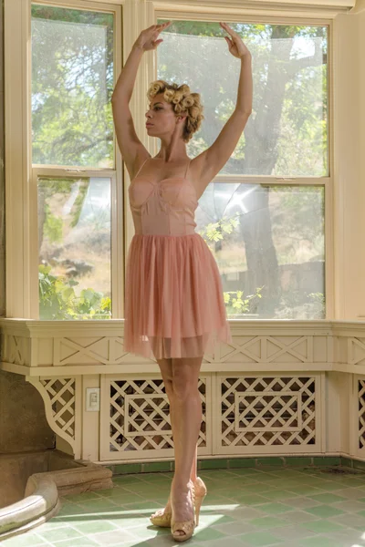 Jonge ballerina staan in kamer — Stockfoto