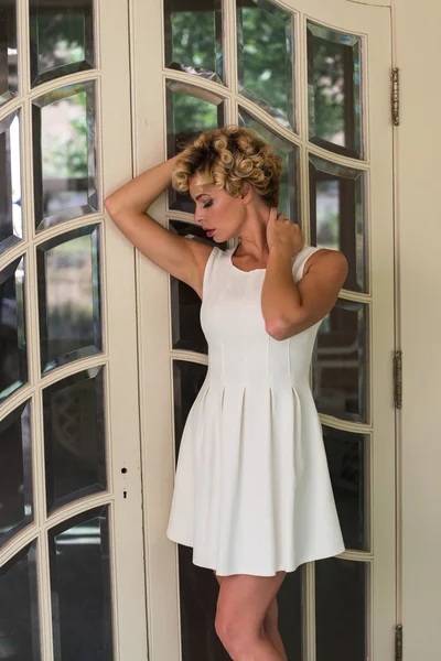 Chica con vestido blanco corto —  Fotos de Stock