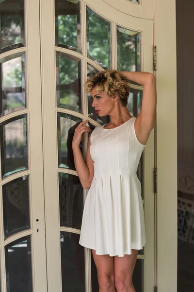 Dziewczyna z krótka sukienka biały — Zdjęcie stockowe