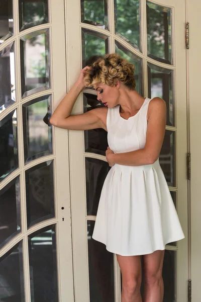 Menina com vestido branco curto — Fotografia de Stock