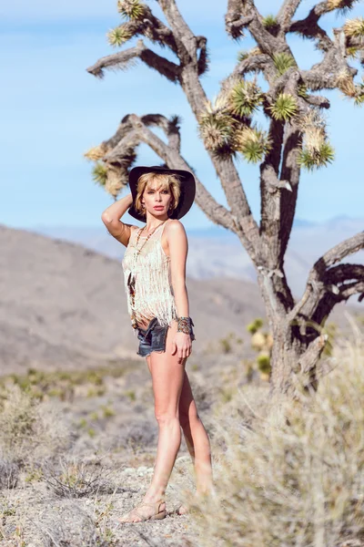 Bella ragazza bohemien nel deserto — Foto Stock