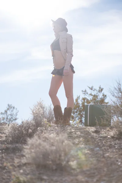 Viaggiatore donna che cammina con valigia nel deserto — Foto Stock