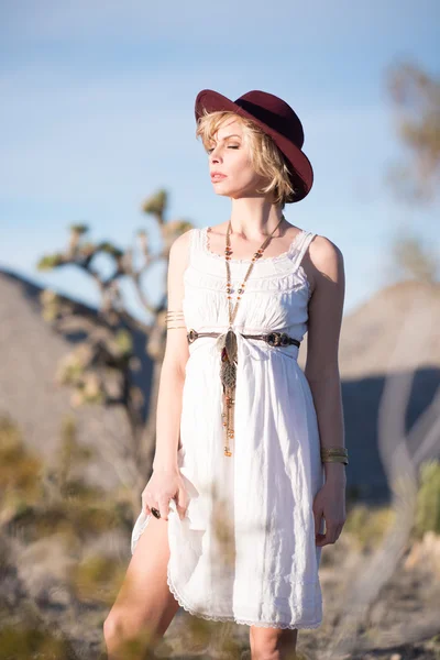 Prachtige bohemian girl in woestijn — Stockfoto