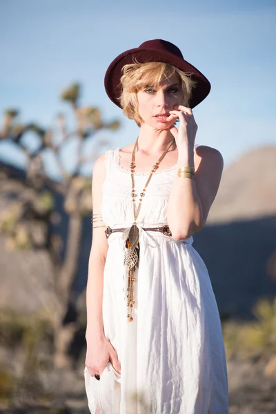 Prachtige bohemian girl in woestijn — Stockfoto