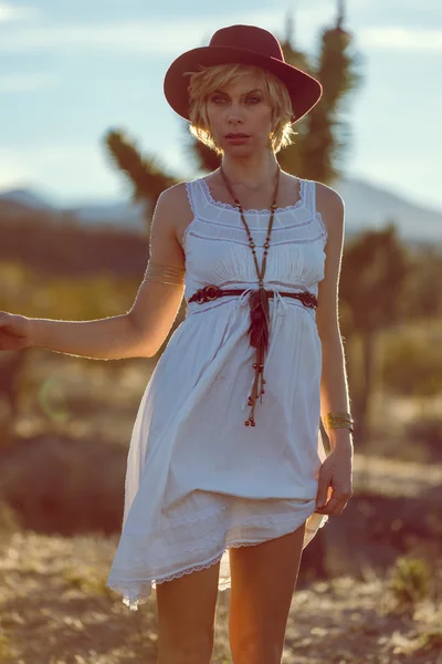 Bela menina boêmia no deserto — Fotografia de Stock