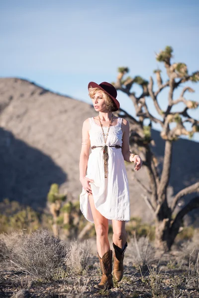 Prachtige bohemian girl in woestijn — Stockfoto