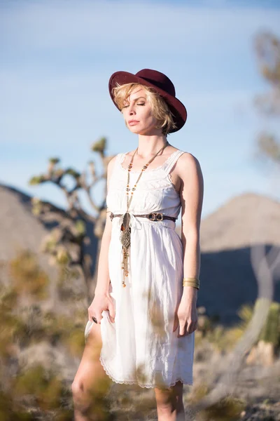 Prachtige bohemian girl in woestijn — Stockfoto