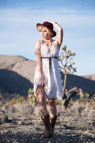 Prachtige bohemian girl in woestijn — Stockfoto