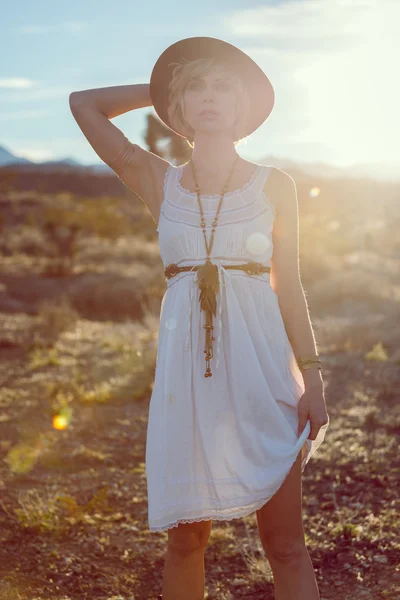 Prachtige bohemian girl in woestijn — Stockfoto