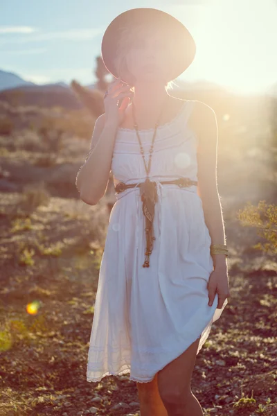 Prachtige bohemian girl in woestijn — Stockfoto