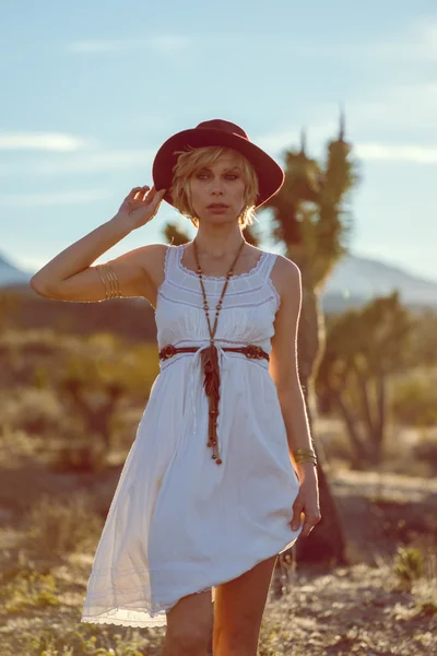 Prachtige bohemian girl in woestijn — Stockfoto