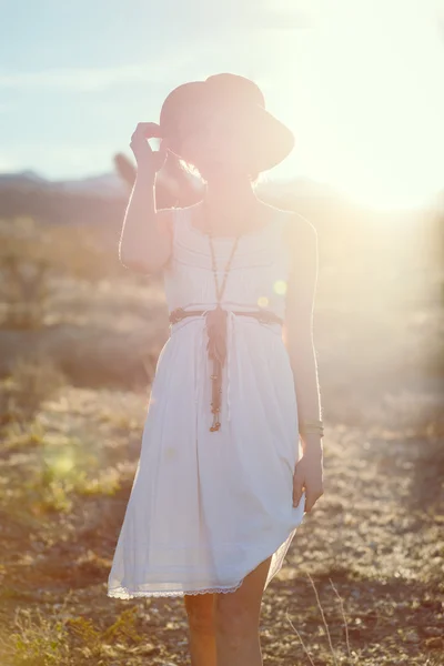 Bella ragazza bohemien nel deserto — Foto Stock