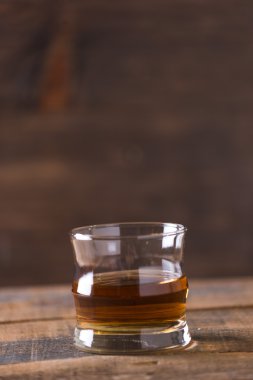 ahşap arka plan üzerinde bardakta viski