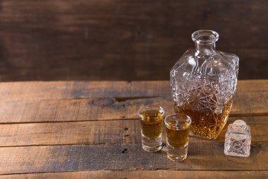 ahşap arka plan üzerinde bardakta viski