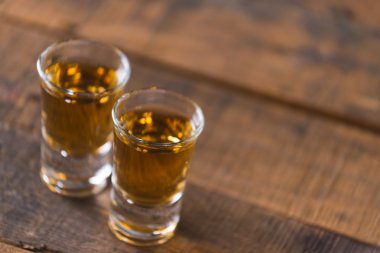 ahşap arka plan üzerinde bardakta viski