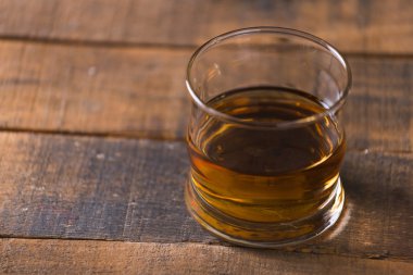 ahşap arka plan üzerinde bardakta viski