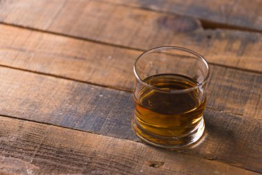 ahşap arka plan üzerinde bardakta viski