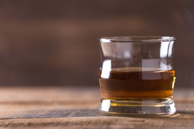 ahşap arka plan üzerinde bardakta viski