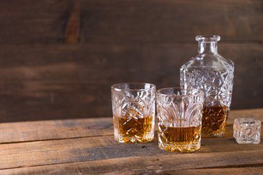 ahşap arka plan üzerinde bardakta viski