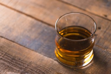 ahşap arka plan üzerinde bardakta viski