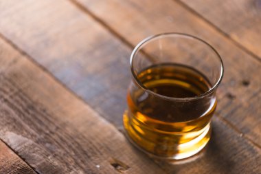 ahşap arka plan üzerinde bardakta viski