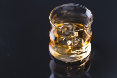 cam masa buzlu viski