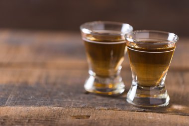 ahşap arka plan üzerinde bardakta viski