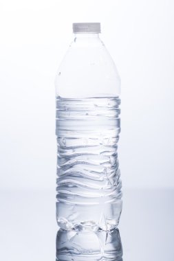 İçme suyu izole plastik şişe