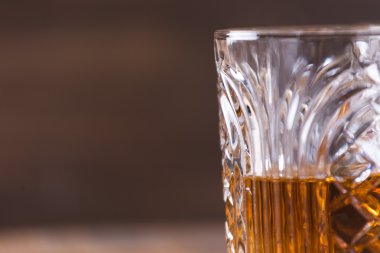 ahşap arka plan üzerinde bardakta viski