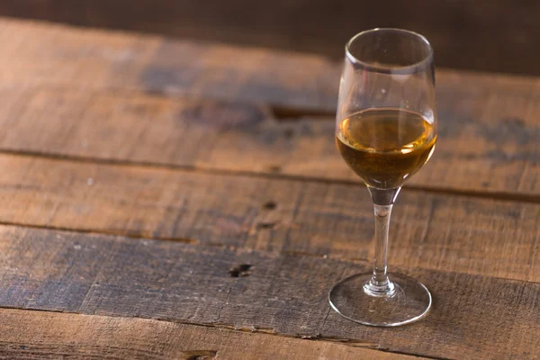 Whiskey in glas op houten achtergrond — Stockfoto