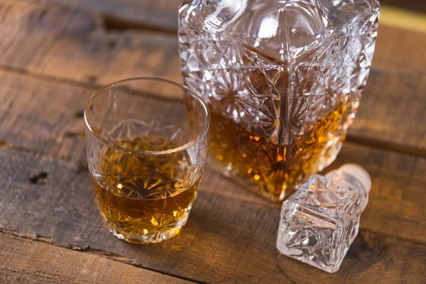 Whiskey in glas op houten achtergrond — Stockfoto