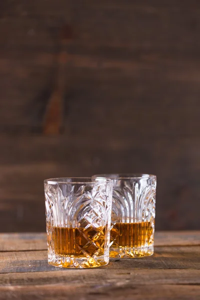 Whiskey in glas op houten achtergrond — Stockfoto