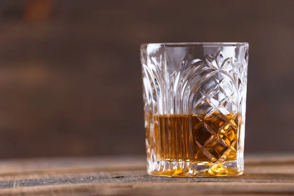 Whiskey in glas op houten achtergrond — Stockfoto