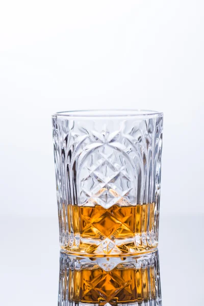 Whisky auf den Felsen auf dem Glastisch — Stockfoto