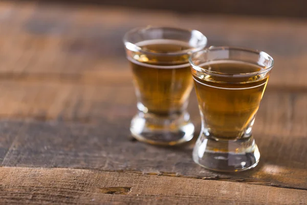 Whisky i glaset på trä bakgrund — Stockfoto