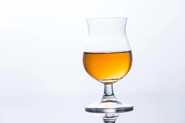 Whisky s ledem na skleněný stůl — Stock fotografie