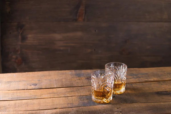 Whiskey in glas op houten achtergrond — Stockfoto
