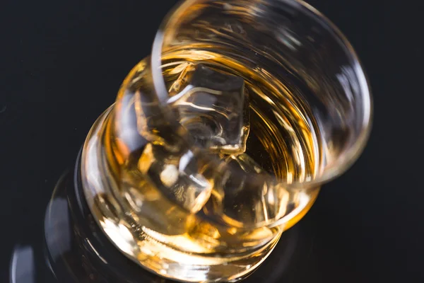Whisky en las rocas en la mesa de cristal —  Fotos de Stock