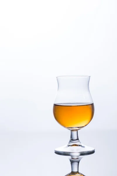 Whisky op de rotsen op de glazen tafel — Stockfoto