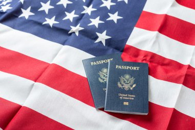 Amerikan pasaportu ile Amerikan bayrağı