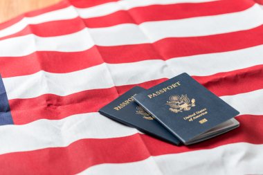 Amerikan pasaportu ile Amerikan bayrağı