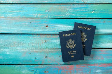 Sıkıntılı bir mavi zemin üzerine Amerikan pasaportu